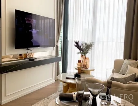 公寓 出租在Pathum Wan, Bangkok - 明亮客厅，壁挂电视、双圆形茶几与落地窗