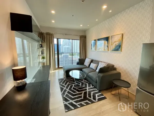 คอนโด ให้เช่าในBangkok - ห้องนั่งเล่นสว่างไสว กระจกเต็มบาน ระเบียงชมวิวเส้นขอบฟ้าเมือง