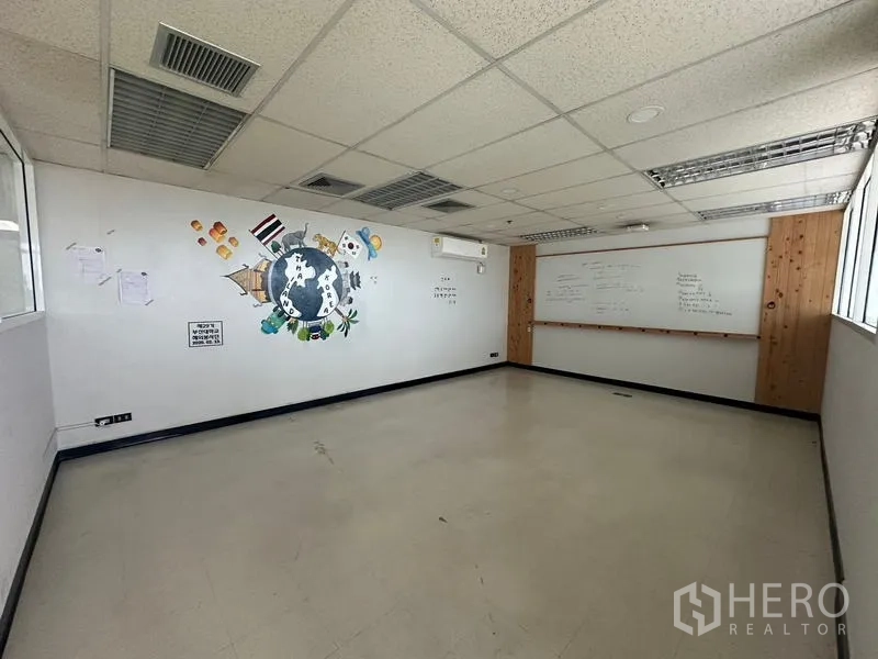 สำนักงาน ให้เช่า - ห้องประชุมหรือฝึกอบรมขนาดกลาง มีภาพวาดกำแพง ไวท์บอร์ด และงานไม้