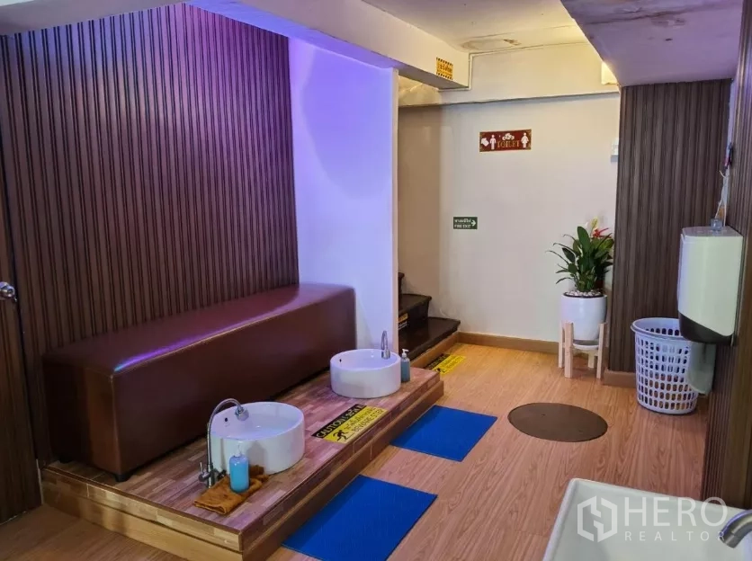 店屋 出租在Watthana, Bangkok - 水疗风格内景，带长椅与两只足浴盆的清洗区。