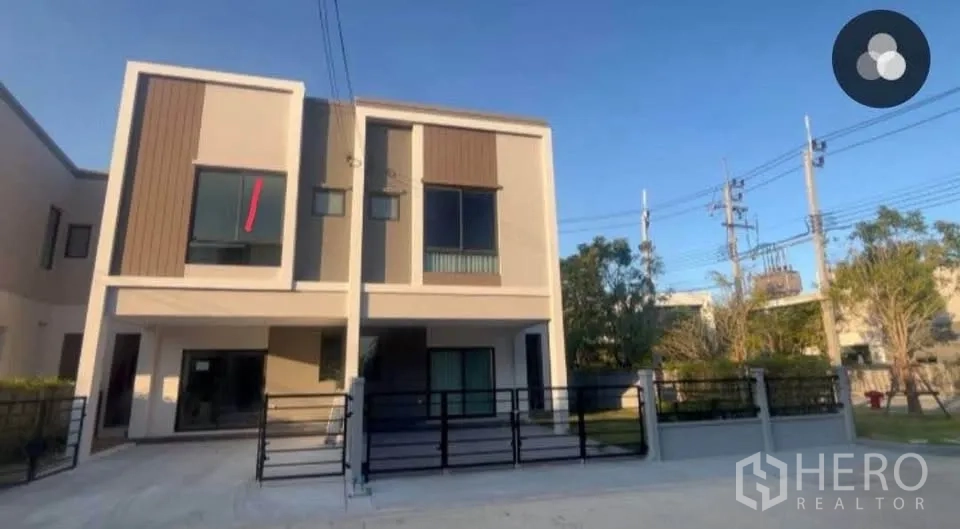 Townhouse for rent or sale in Bang Phli, Samut Prakan - Modern two‑storey townhouse exterior with gated driveway and front fence.