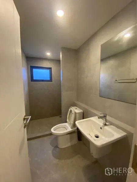 ทาวน์เฮาส์ ให้เช่าในPrawet, Bangkok - ห้องน้ำกว้าง มีโถสุขภัณฑ์ อ่างล้างหน้า และโซนอาบน้ำติดหน้าต่าง