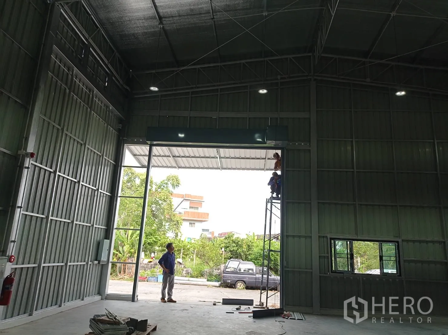 คลังสินค้า ให้เช่าในBang Kapi, Bangkok - มุมมองจากภายในผ่านประตูสูงสู่ลานและพื้นที่สีเขียว