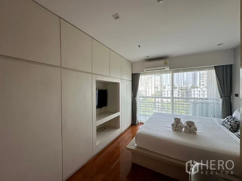 อพาร์ทเมนท์ ให้เช่าในKhlong Toei, Bangkok - ห้องนอนมีตู้บิ้วท์อินเต็มผนัง ช่องวางทีวี และหน้าต่างสูงจรดเพดาน