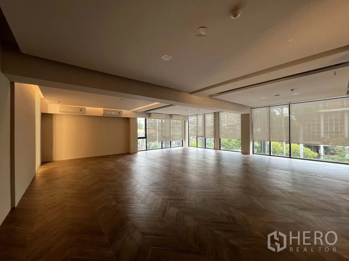 零售空间 出租在Khlong Toei, Bangkok - 电梯大堂，垂直LED灯带