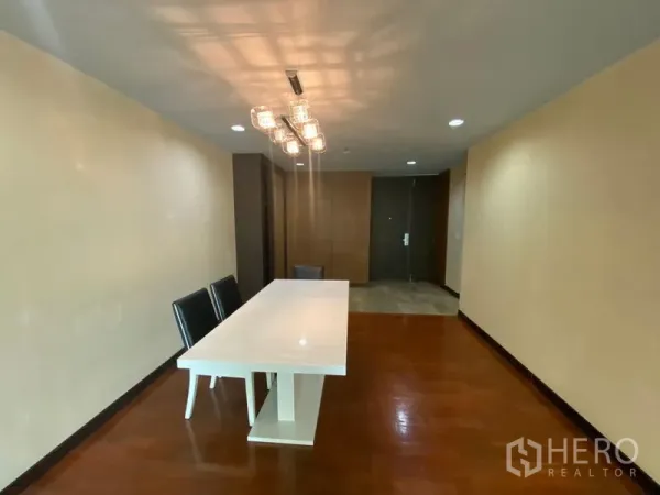 คอนโด ให้เช่าในWatthana, Bangkok - พื้นที่ทานอาหารมีโต๊ะยาวสีขาว โคมไฟแขวน และพื้นไม้เงางาม