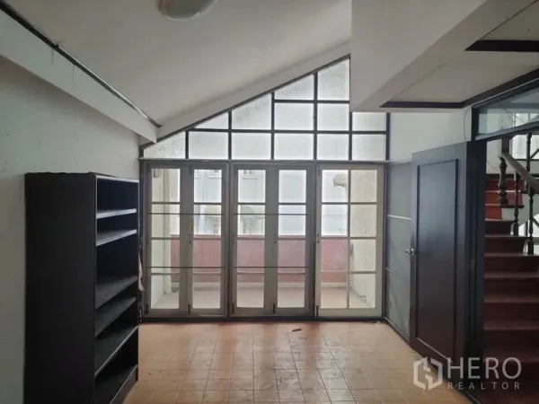 带办公室的家 出租在Pathum Wan, Bangkok - 落地玻璃门与高窗的明亮房间，通向小阳台