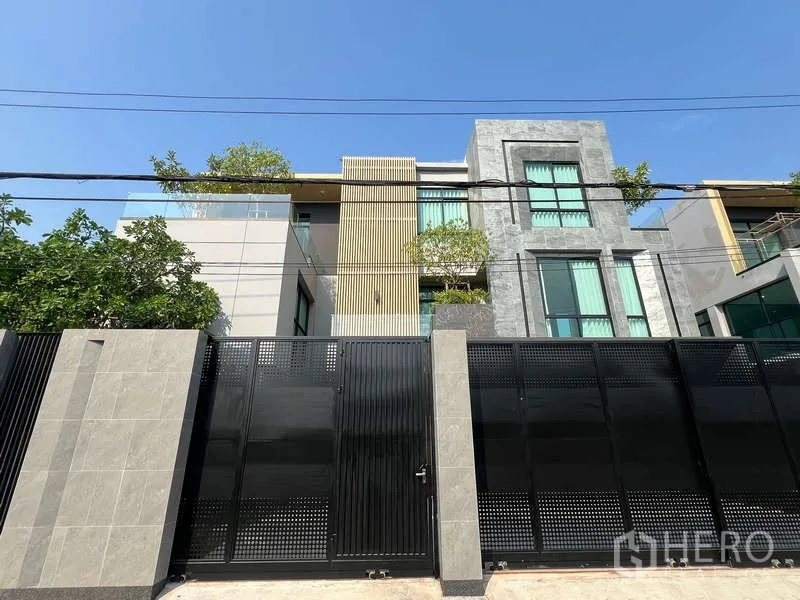 Detached House for sale in Suan Luang, Bangkok - Modern three-storey detached house in Suan Luang, Bangkok with tall windows and secure black gate near BTS On Nut