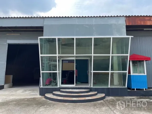 คลังสินค้า ให้เช่าในSam Phran, Nakhon Pathom - ซูมอาคารทางเข้ากระจกพร้อมบันไดโค้งเข้าสู่โถงต้อนรับ