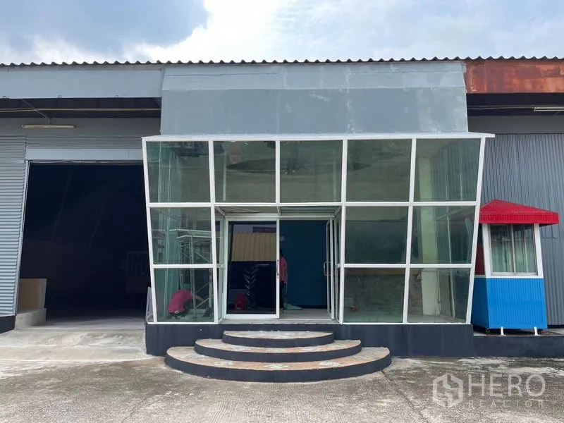 คลังสินค้า ให้เช่าในSam Phran, Nakhon Pathom - ซูมอาคารทางเข้ากระจกพร้อมบันไดโค้งเข้าสู่โถงต้อนรับ