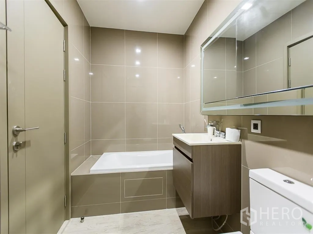 คอนโด ให้เช่าในWatthana, Bangkok - ห้องน้ำโมเดิร์น ผนังสีครีม อ่างล้างหน้าและอ่างอาบน้ำ