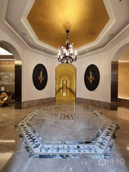 คอนโด ให้เช่าหรือขายในWatthana, Bangkok - ล็อบบี้คอนโดหรู พื้นหินอ่อน โถงโค้ง และโคมระย้าสไตล์คลาสสิก