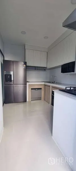 บ้าน ให้เช่าในLat Krabang, Bangkok - ครัวครบฟังก์ชัน ตู้เย็น ตู้เก็บของ และอ่างล้างจาน ที่ AERIE ลาดกระบัง