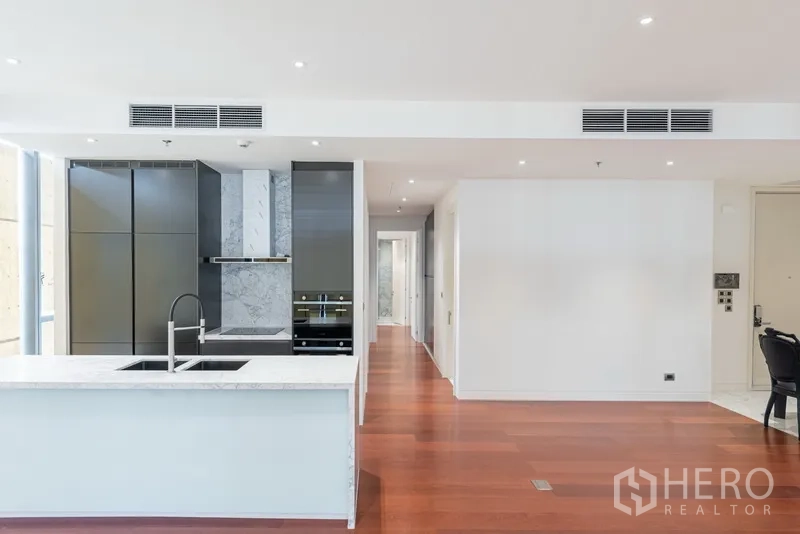 คอนโด ขายในWatthana, Bangkok - ครัวสมัยใหม่พร้อมไอส์แลนด์หินอ่อนสีขาว อ่างล้างหน้าคู่ และเครื่องใช้ไฟฟ้าบิวท์อิน