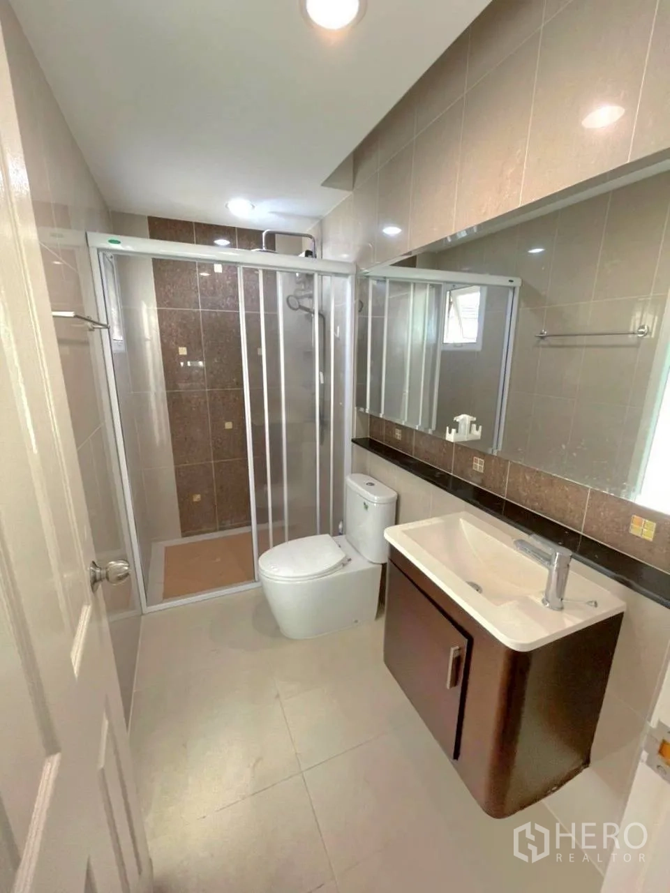 联排别墅 for rent in Bang Kho Laem, Bangkok - 现代浴室，设玻璃淋浴间、台盆柜、大镜子与坐便器。