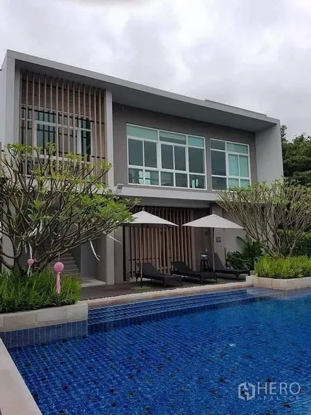 บ้าน ให้เช่าหรือขายในSaphan Sung, Bangkok - คลับเฮาส์โครงการพร้อมสระว่ายน้ำกลางแจ้งและต้นไม้ร่มรื่น