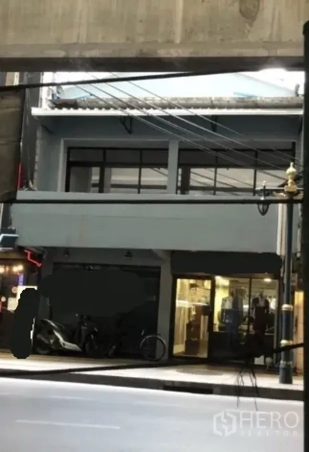 อาคารพาณิชย์ ให้เช่าในKhlong Toei, Bangkok - ด้านหน้าอาคารพาณิชย์ติดถนน กระจกบานใหญ่ ใต้ทางยกระดับบนสุขุมวิท