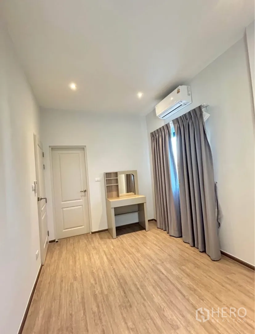 บ้านแฝด for rent in Bang Phli, Samut Prakan - ห้องนอนสว่าง พื้นลามิเนต แอร์ ผ้าม่าน และโต๊ะเครื่องแป้งบิวท์อิน