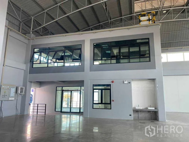 คลังสินค้า ให้เช่าในMueang Samut Prakan, Samut Prakan - ออฟฟิศสองชั้นภายใน ผนังกระจกขนาดใหญ่ พร้อมอ่างล้างมือ
