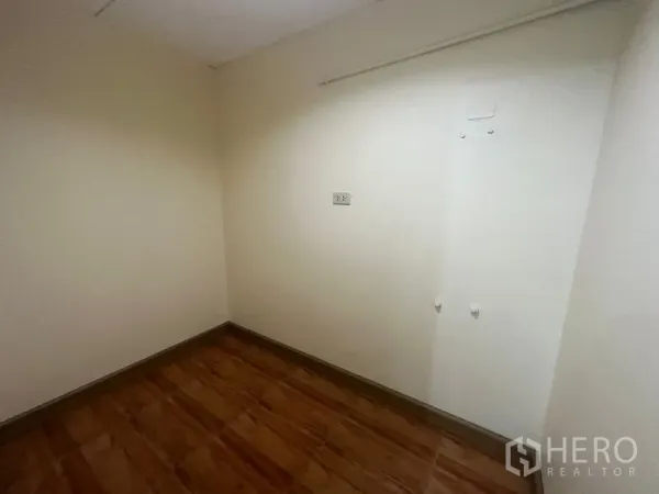 办公空间 出租在Bang Rak, Bangkok - 米色墙面与木纹地板的空房，适合作储物间或小型办公室。