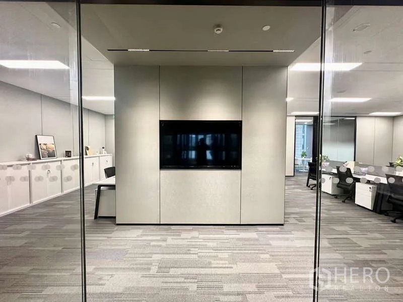 สำนักงาน ให้เช่าในBang Kapi, Bangkok - ห้องประชุมกั้นกระจก พร้อมจอทีวีติดผนังและตู้เก็บของบิวท์อิน