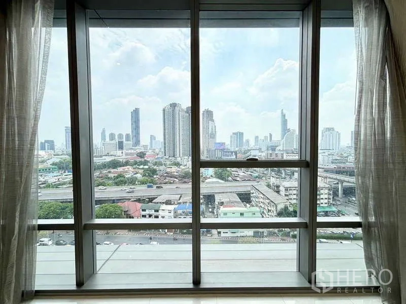 คอนโด ขายในSathon, Bangkok - หน้าต่างบานใหญ่กรอบวิวสกายไลน์กรุงเทพฯ และย่านริมแม่น้ำเจ้าพระยา