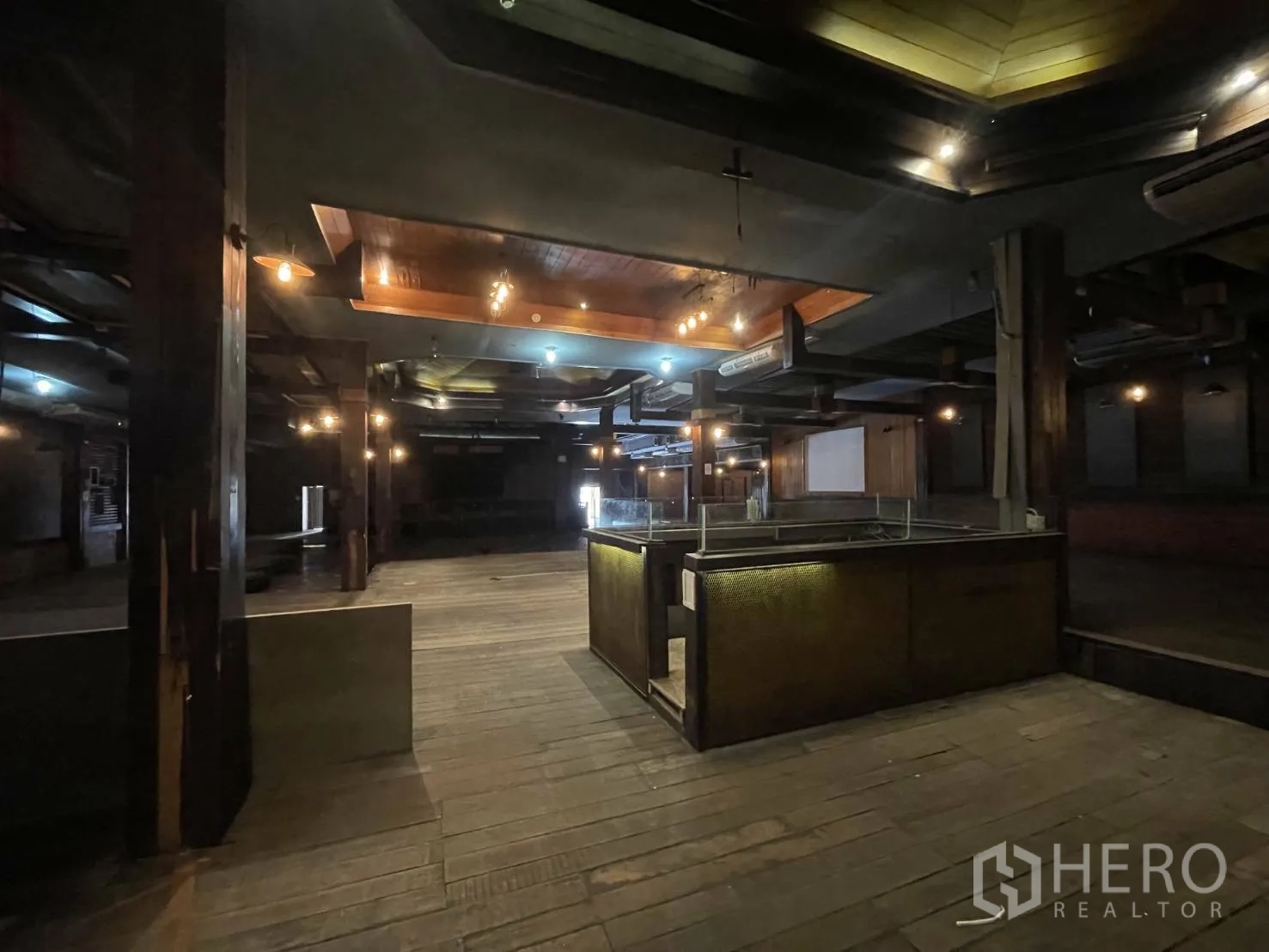 พื้นที่ขายปลีก ให้เช่าในSuan Luang, Bangkok - เคาน์เตอร์บาร์หรือบริการ ใต้ฝ้าเพดานตกแต่งและไฟแขวน