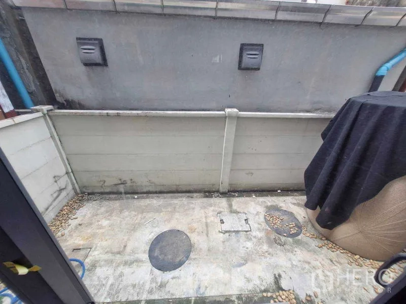 联排别墅 出售在Phra Pradaeng, Samut Prakan - 后部小露台与功能阳台，水泥地面和排水口