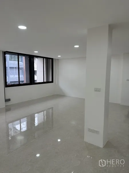 สำนักงาน ให้เช่าหรือขายในHuai Khwang, Bangkok - ห้องทำงานมุมอาคารพร้อมหน้าต่างบานใหญ่และพื้นกระเบื้องเงา