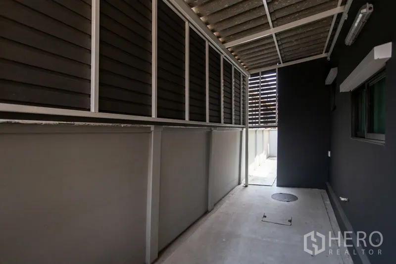 ทาวน์เฮาส์ ให้เช่าในBang Phli, Samut Prakan - พื้นที่ซักล้างหลังบ้านแบบมุงหลังคา มีช่องระบายอากาศ