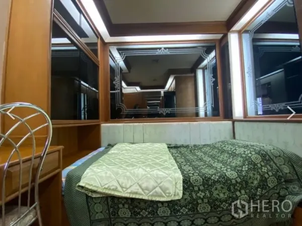 คอนโด ขายในWatthana, Bangkok - ห้องนอนอบอุ่น หัวเตียงบุนวม ชุดเครื่องนอนลาย และกระจกตกแต่งบานใหญ่