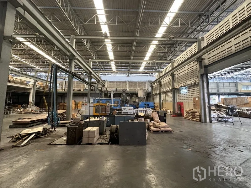 โรงงาน ให้เช่าหรือขายในLam Luk Ka, Pathum Thani - มุมมองกลางเวิร์กชอปอุตสาหกรรม มีเครน อุปกรณ์ และพื้นที่โล่ง
