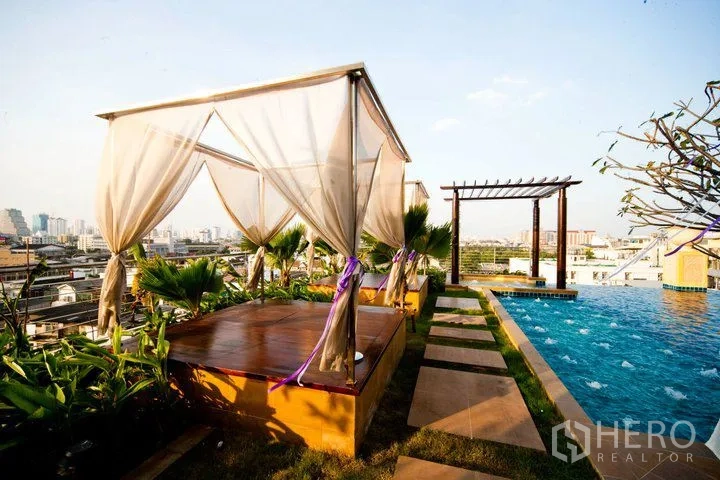 คอนโด ให้เช่าในWatthana, Bangkok - สระว่ายน้ำดาดฟ้าพร้อมศาลาพักผ่อน ลานสวน และวิวสกายไลน์แบบพาโนรามา