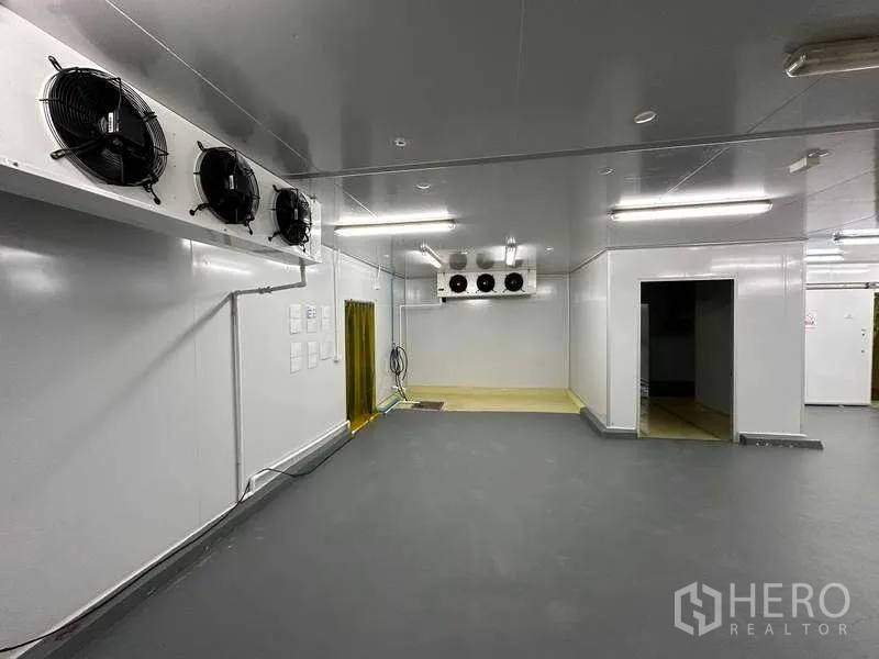 货栈 出租在Khlong Luang, Pathum Thani - 保温室内景，墙挂式冷凝风机与PVC软帘门。