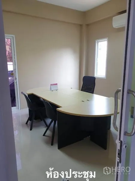 Warehouse for rent in Bang Kapi, Bangkok - Compact meeting room with conference table, chairs and windows.