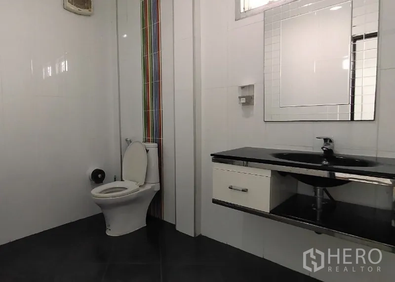 สำนักงานที่บ้าน ให้เช่าในHuai Khwang, Bangkok - ห้องน้ำสะอาด ผนังกระเบื้องสีขาว เคาน์เตอร์สีดำ พร้อมกระจกเงา