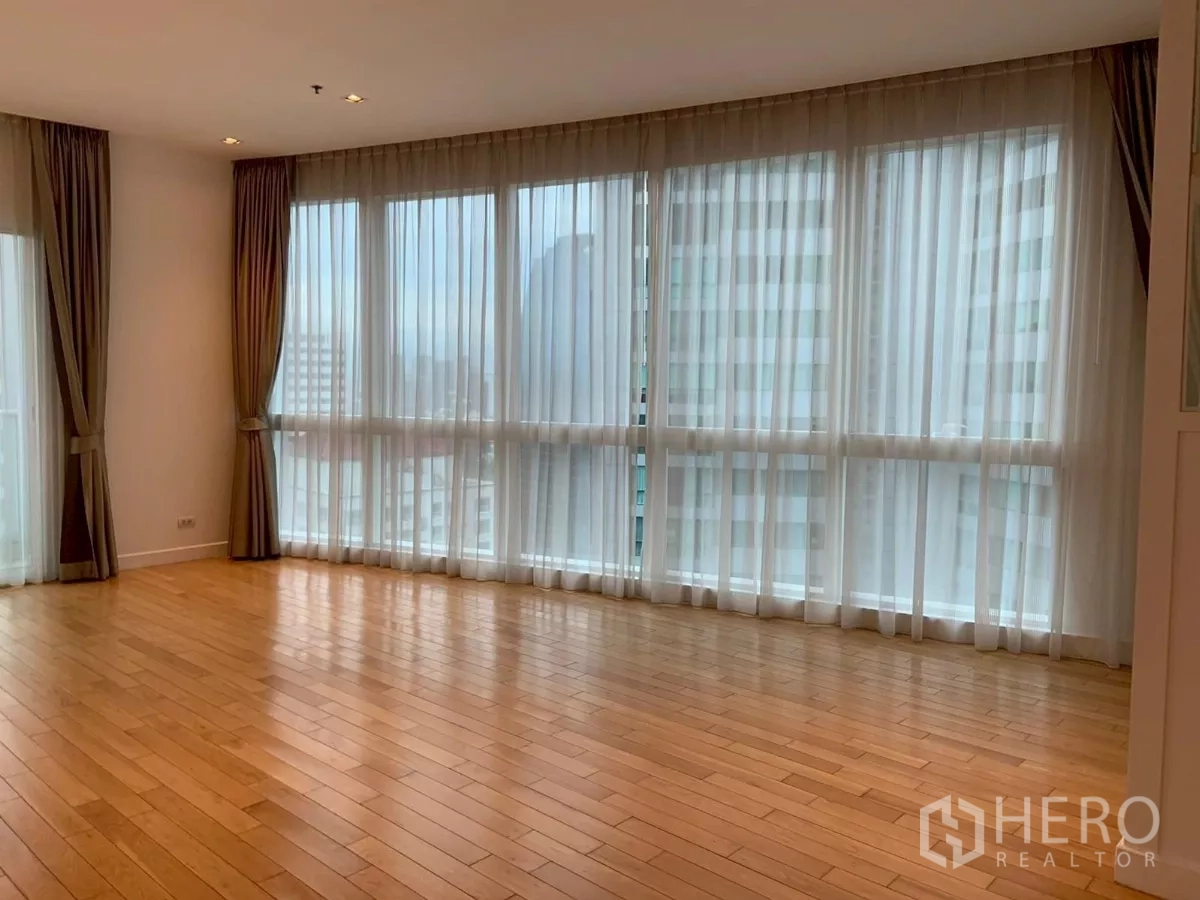 คอนโด ให้เช่าในKhlong Toei, Bangkok - ผนังกระจกยาววิวเมือง พื้นไม้ ในห้องนั่งเล่นแบบเปิดโล่ง