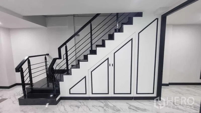 ทาวน์เฮาส์ ให้เช่าในKhlong Toei, Bangkok - บันไดเหล็กสไตล์โมเดิร์น พร้อมตู้เก็บของใต้บันได