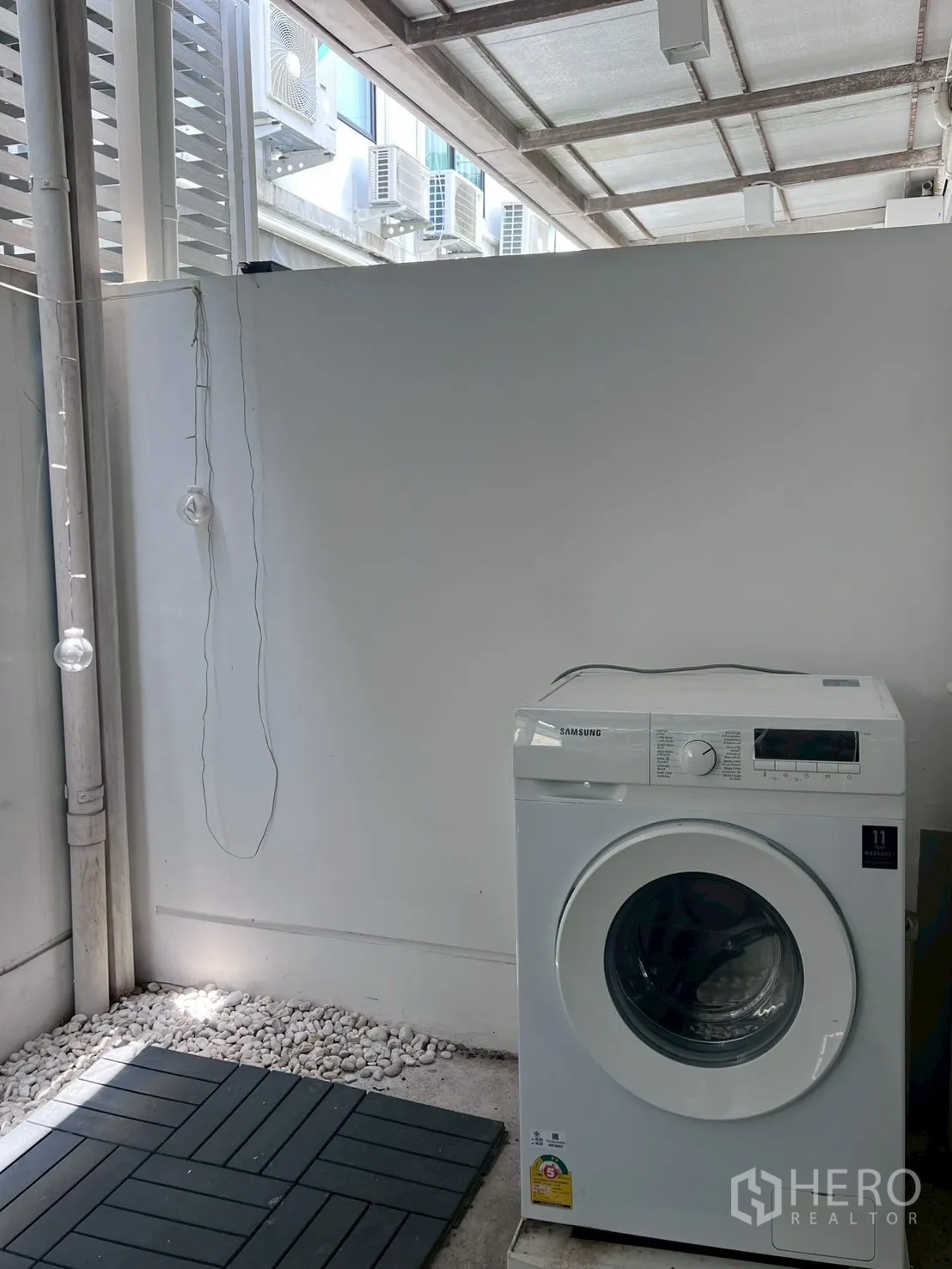 ทาวน์เฮาส์ ให้เช่าในBang Phli, Samut Prakan - พื้นที่ซักล้างหลังบ้าน มีเครื่องซักผ้าฝาหน้า