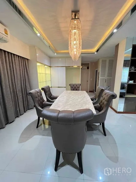 บ้าน ขายในBang Kruai, Nonthaburi - ห้องทานอาหารหรู โต๊ะท็อปหินอ่อน เก้าอี้บุกำมะหยี่ และโคมไฟระย้า