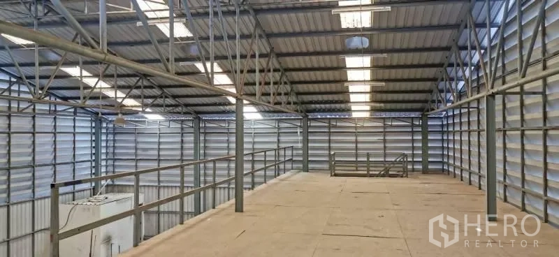 Warehouse for rent in Huai Khwang, Bangkok - Mezzanine platform with safety rails overlooking the spacious warehouse interior.