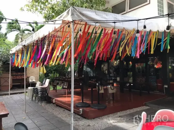 พื้นที่ขายปลีก ให้เช่าในWatthana, Bangkok - ดาดฟ้ากลางแจ้งใต้กันสาด ประดับริบบิ้นสีสัน พร้อมฉากสวน