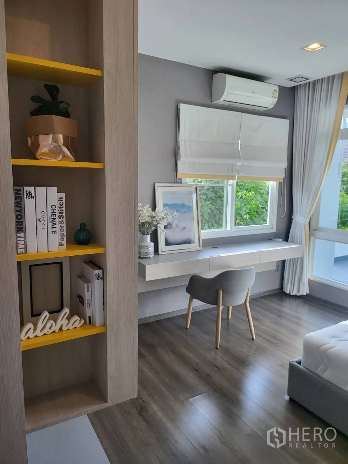 บ้านเดี่ยว for rent in Bang Phli, Samut Prakan - ห้องนอนพร้อมหน้าต่างมุม โต๊ะทำงานบิวท์อิน แอร์ และชั้นวาง