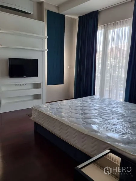 บ้าน ขายในChatuchak, Bangkok - ห้องนอนสว่าง ผ้าม่านสีน้ำเงิน ทีวีติดผนัง และชั้นบิ้วท์อิน