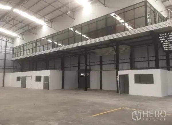 Warehouse for rent in Bang Khen, Bangkok - Glass-fronted upper office spanning the length of the warehouse.