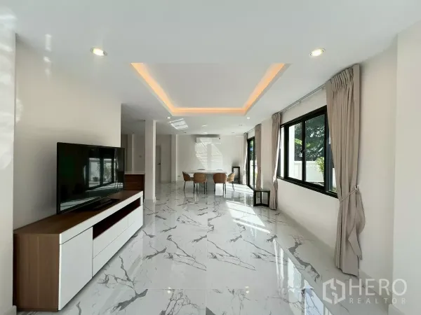 บ้าน ให้เช่าในSuan Luang, Bangkok - ห้องนั่งเล่นและรับประทานอาหารแบบโอเพ่นสเปซ พื้นลายหินอ่อนและไฟฝังเพดาน.