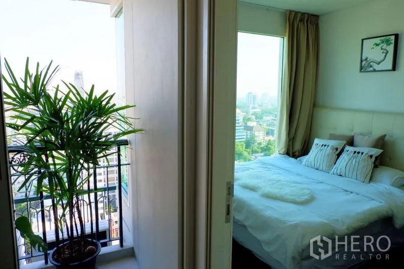 公寓 出租或出售在Watthana, Bangkok - 卧室入口邻接阳台，绿植与城市景观