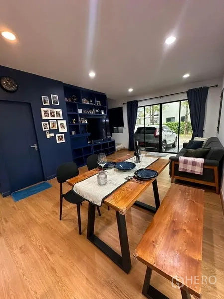 ทาวน์เฮาส์ ขายในWang Thonglang, Bangkok - มุมรับประทานอาหารพร้อมม้านั่งไม้ มองเห็นที่จอดรถ