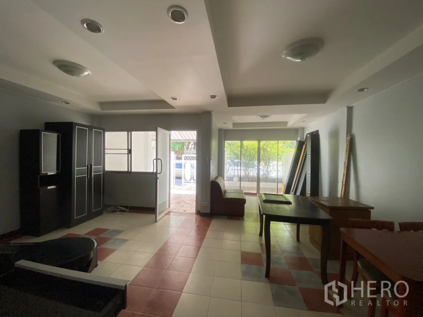 联排别墅 出租在Watthana, Bangkok - 客餐厅一体空间，跌级天花，推拉门通往露台