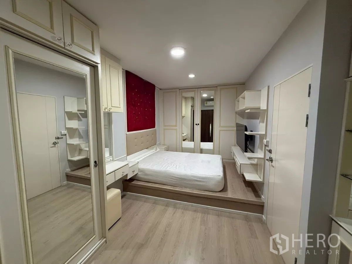 ทาวน์เฮาส์ ให้เช่าในSuan Luang, Bangkok - มาสเตอร์เบดรูม เตียงยกระดับ ตู้เสื้อผ้าบานกระจก และมุมแต่งตัว